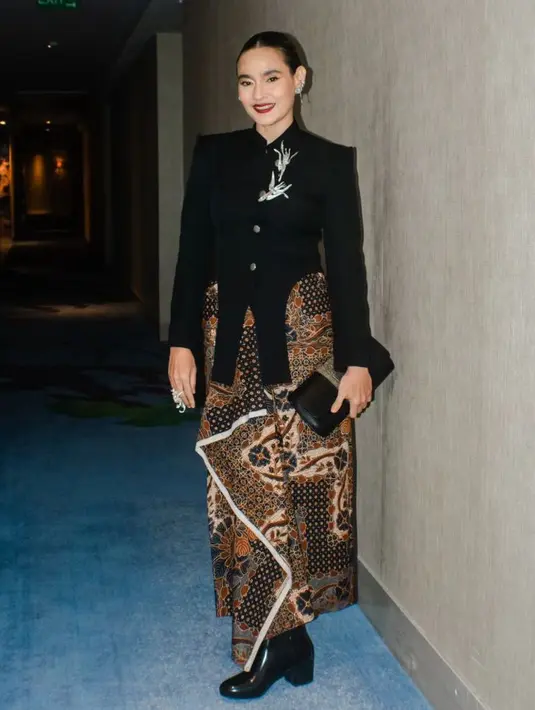 Ine Febriyanti sebagai Roemaisa tampil dengan kebaya janggan hitam dengan bros burung berukuran besar, dipadukan bawahan kain batik coklat. Dan sepatu boots hitamnya. [@hagaipakan]