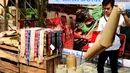 Pekerja menyiapkan produknya untuk dipamerkan di Festival Panen Raya Nusantara di Taman Menteng, Jakarta, Jumat (13/10). Festival tersebut menampilkan berbagai macam produk nusantara. (Liputan6.com/Angga Yunair)