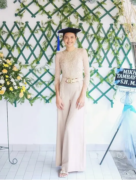 Di momen wisudanya pun, Mikha tampil mengenakan kebaya nude dengan krah berpotongan bulat juga membuat kebaya ini terlihat kasual. Menyatu dengan celana model pallazo. Membuat kaki jenjang Mikha semakin terlihat. (@miktambayong)
