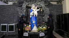 Polisi antiteror memeriksa keamanan di sebuah gereja jelang malam Natal di Makassar, Sulawesi Selatan, Sabtu (24/12/2022). Pengamanan dilakukan di sejumlah gereja di berbagai wilayah guna menciptakan rasa aman dan khidmat bagi warga yang akan melangsungkan ibadah malam Natal. (INDRA ABRIYANTO/AFP)