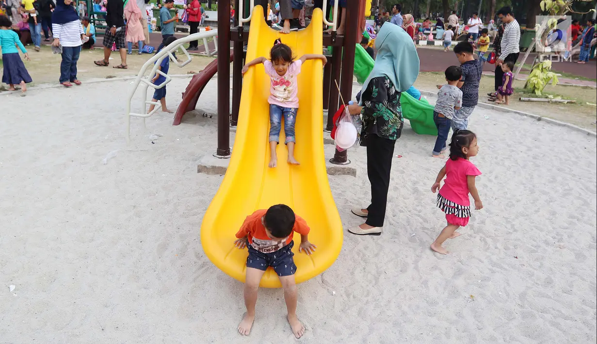 Anak-anak bermain seluncur di Lapangan Banteng, Jakarta, Minggu (14/10). Lapangan Banteng semakin ramai dikunjungi pada hari Minggu. (Liputan6.com/JohanTallo)