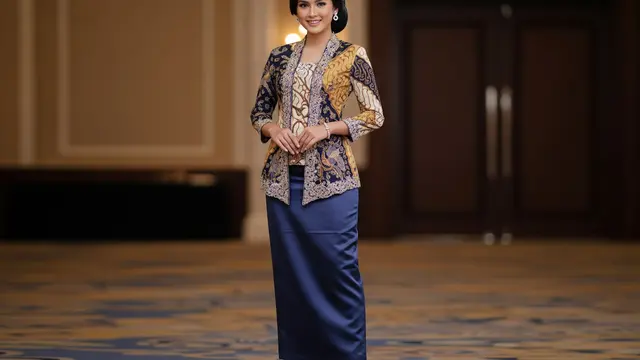 Kebaya Modern Batik dengan Rok Span Satin