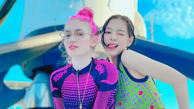 Gaya Kasual Jennie BLACKPINK Foto Bareng Pacar Elon Musk di Depan Roket SpaceX