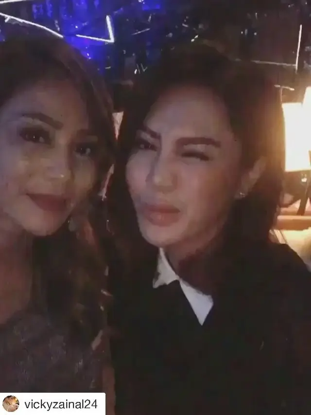 Jarang Tersorot, Ini 7 Potret Kebersamaan Vicky dan Bunga Zainal