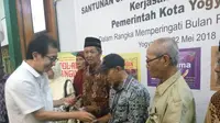 Direktur PT Sido Muncul, Tbk, Irwan Hidayat, memberikan kejutan kepada kaum duafa di Yogyakarta yang berusia di atas 72 tahun.