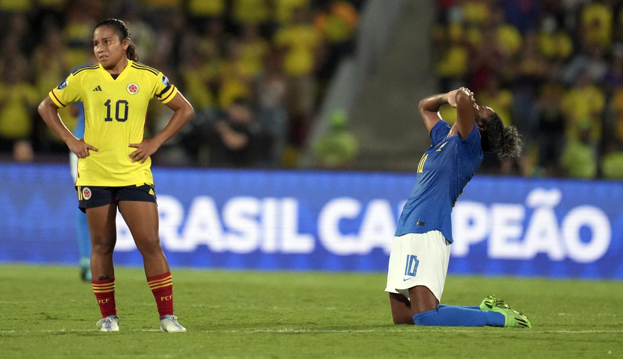 Reaksi pemain Kolombia Leicy Santos (kiri) dan pemain Brasil Duda pada akhir pertandingan final sepak bola Copa America putri di Bucaramanga, Kolombia, 30 Juli 2022. Brasil menang 1-0. (AP Photo/Dolores Ochoa)