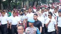 Gubernur Jawa Barat Ridwan Kamil, Pangdam III Siliwangi Mayjen TNI Nugroho Budi Wiryanto, dan Kapolda Jawa Barat Irjen Rudy Sufahriadi mengikuti gerak jalan sehat keluarga, Minggu (8/12/2019). (Istimewa)