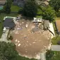 Sinkhole di  di Land O'Lakes, Florida, Amerika Serikat. (AP/Tampa Bay Times/Luis Santana)