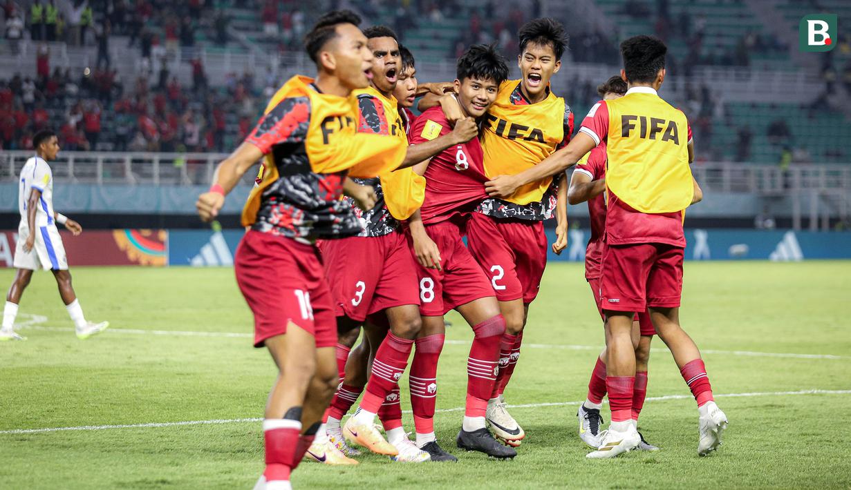 <p>Selebrasi para pemain Timnas Indonesia U-17 setelah Arkhan Kaka (tengah) mencetak gol penyeimbang 1-1 ke gawang Timnas Panama U-17 lewat sundulan kepala pada laga kedua Grup A Piala Dunia U-17 2023 di Stadion Gelora Bung Tomo (GBT), Surabaya, Senin (13/11/2023). (Bola.com/Bagaskara Lazuardi)</p>
