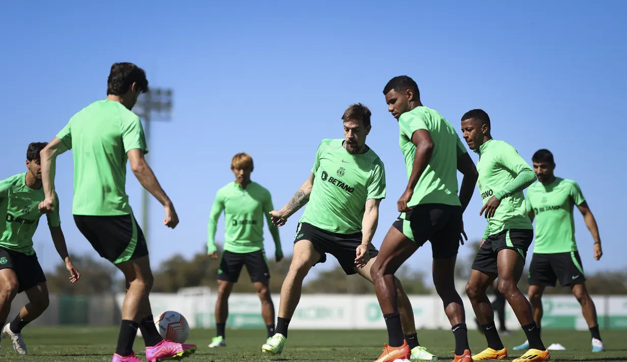 Dalam laga leg pertama di Turin, Sporting sebenarnya bermain lebih dominan. Sporting unggul penguasaan bola maupun jumlah tembakan.  (AFP/FILIPE AMORIM)