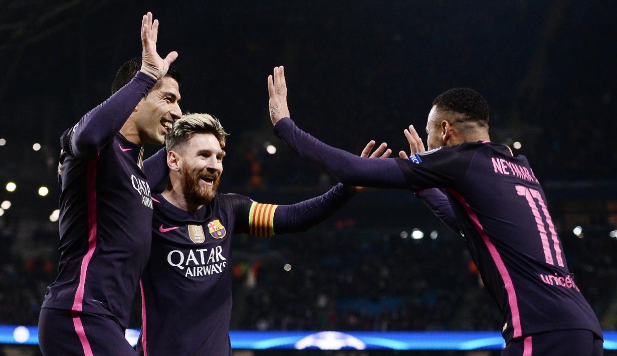 Striker Barcelona, Neymar Jr, bersama Luis Suarez merayakan gol yang dicetak Lionel Messi ke gawang  Manchester City pada laga Liga Champions di Stadion Etihad, Manchester, Selasa, (1/11/2016). (AFP/Oli Scarff)