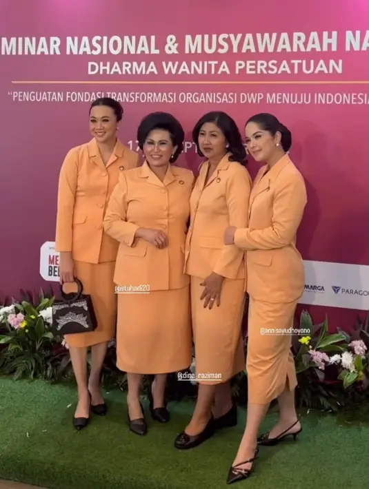 Rambutnya ditata sanggul updo dengan bagian depan rambut tampak rapi tanpa poni dan tanpa hiasan rambut. [@annisayudhoyono]