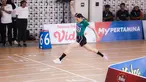 Selebritas Indonesia, Cinta Laura melakukan selebrasi saat melewati garis finis pada cabang olahraga lari 100 meter putri Turnamen Olahraga Selebriti Indonesia (TOSI) di GOR UNJ, Rawamangun, Jakarta, Minggu (30/07/2023). Cinta berhasil menang dengan mencatatkan waktu 17,60 detik. (Bola.com/Bagaskara Lazuardi)
