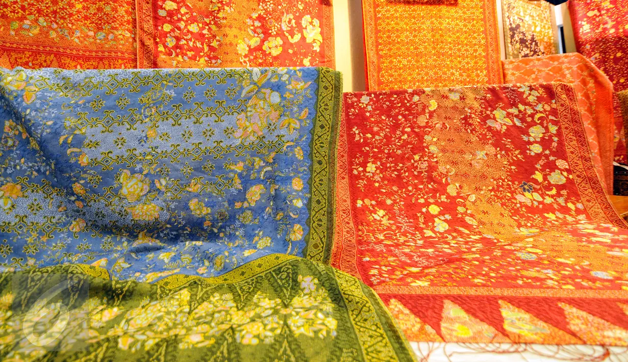 Batik tenun sutera Bandung dipamerkan dalam acara Gelar Batik Nusantara 2015 di JCC Senayan, Jakarta, Kamis (25/6/2015). Beragam batik dari penjuru Nusantara dipamerkan dalam acara tersebut. (Liputan6.com/Yoppy Renato)