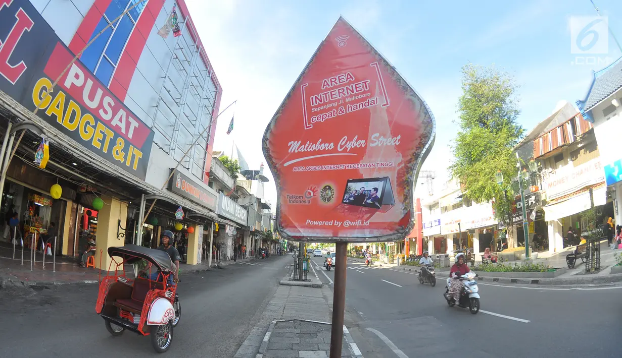 Suasana yang terlihat lenggang di kawasan wisata Malioboro, Yogyakarta, Selasa (31/10). Selain terlihat lebih luas, hari bebas PKL ini juga memberi kenyamanan lebih pada pengunjung. (Liputan6.com/Gholib)