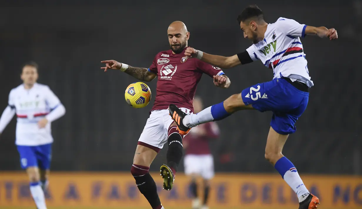 Penyerang Torino, Simone Zaza berebut bola dengan bek Sampdoria, Alex Ferrari pada putaran kesembilan Liga Italia Serie A di stadion Olimpico Grande Torino, Selasa (1/12/2020) dini hari WIB. Torino diimbangi Sampdoria dengan skor 2-2. (Fabio Ferrari/LaPresse via AP)