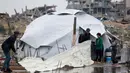 Otoritas di Gaza meminta komunitas internasional segera mengirimkan tenda dan tempat penampungan sementara bagi warga yang kehilangan rumah akibat serangan Israel. (Bashar TALEB/AFP)