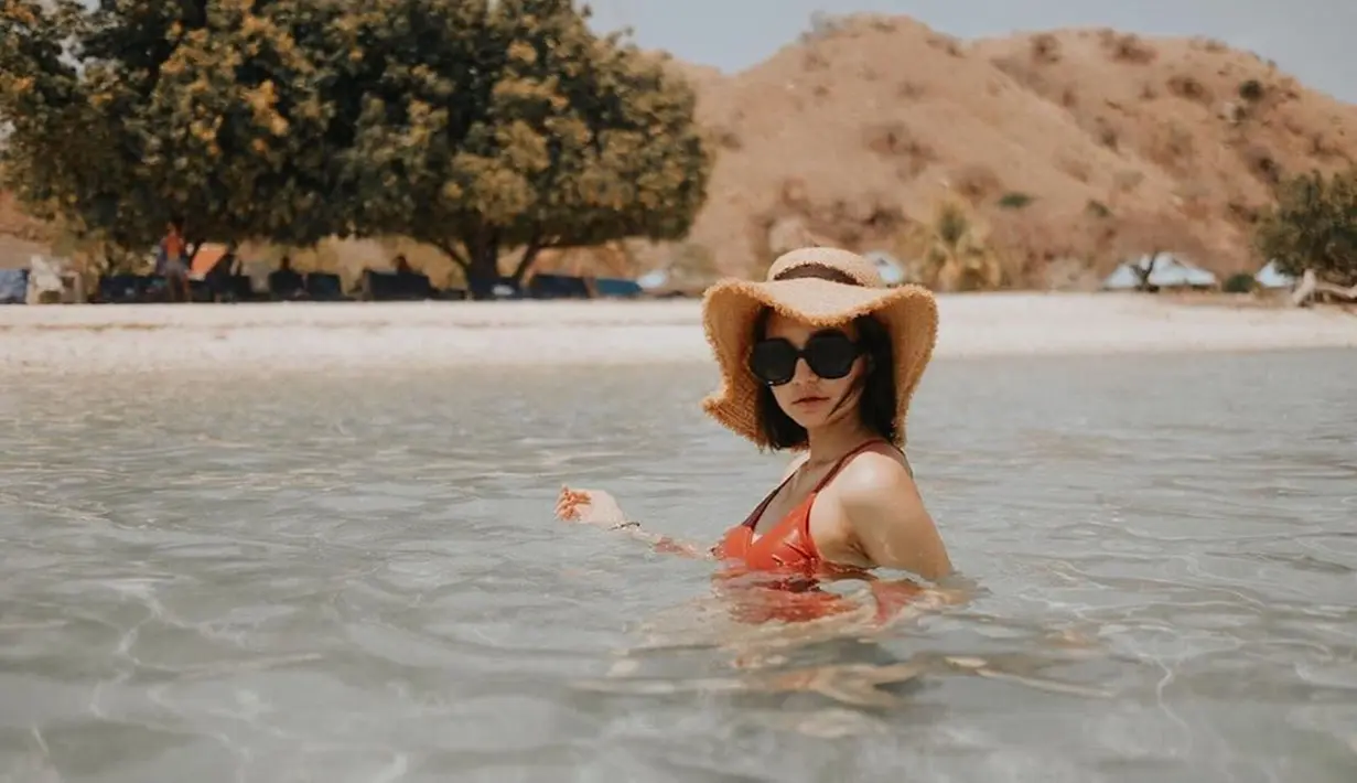 Gesya Shandy, perempuan kelahiran 11 Juni 1995 ini kerap membagikan foto-foto liburannya di alam bebas. Gayanya saat melepas penat di pulau Kanawa, Nusa Tenggara Barat ini terlihat begitu menawan saat berendam di pantai. (Liputan6.com/IG/@gesyashandy)