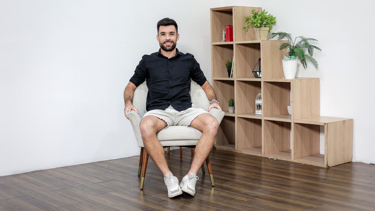 Bimbang Karier Pemain atau Pelatih, Roger Bonet Tuangkan Isi Kepala Lewat Buku Sepak Bola