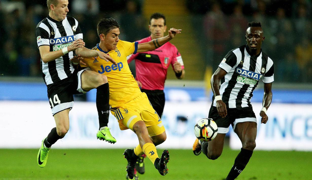 Striker Juventus, Paulo Dybala, berusaha melewati gelandang Udinese, Jakub Jankto, pada laga Serie A Italia di Stadion Friuli, Udine, Minggu (22/10/2017). Udinese kalah 2-6 dari Juventus. (AP/Alberto Lancia)