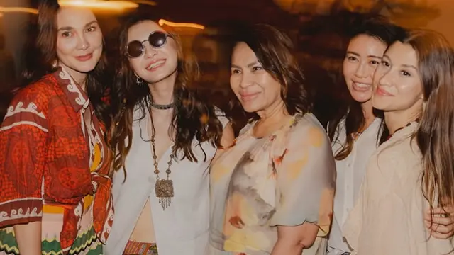 Luna Maya Bergaya Hippie Girl di Ulang Tahun Raline Shah ke-40. [@lunamaya]