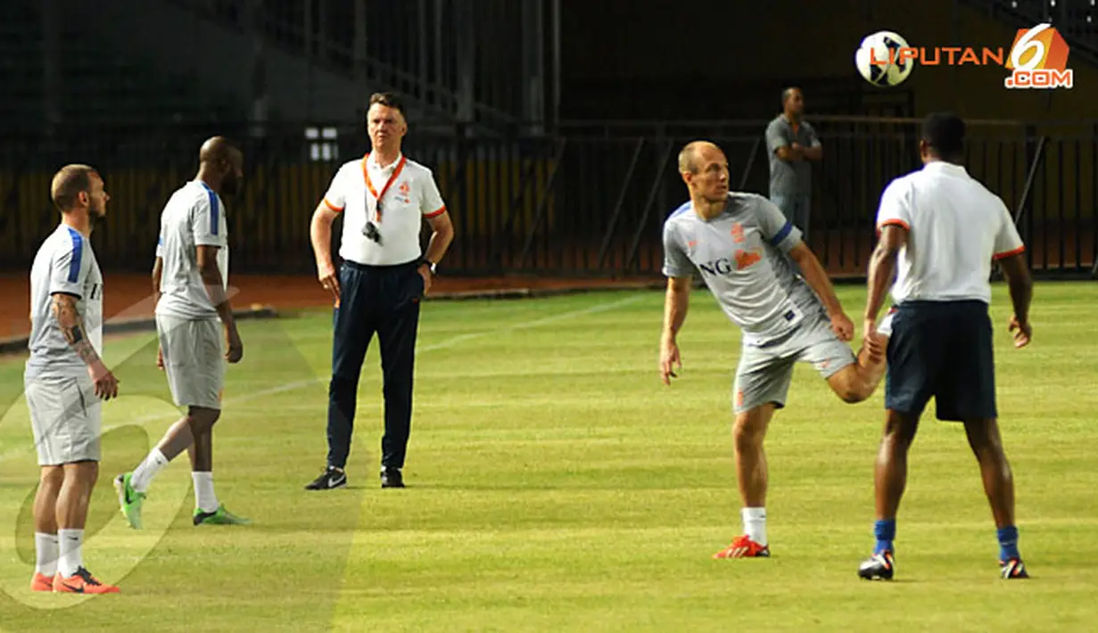 Pelatih Timnas Belanda (Louis van Gaal) juga terlihat hadir untuk memimpin sesi latihan di Stadion Gelora Bung Karno (Liputan6.com/Helmi Fithriansyah)