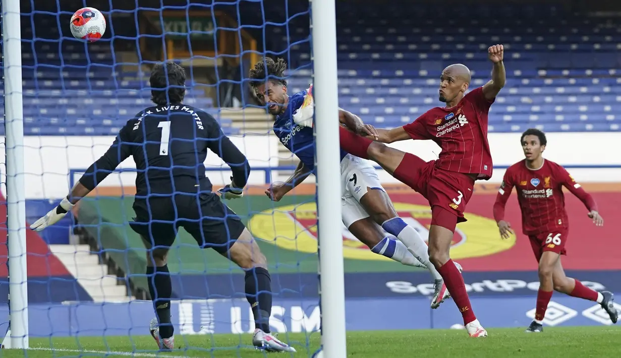 Pemain Everton Dominic Calvert-Lewin (tengah) berusaha mencetak gol ke gawang Liverpool pada lanjutan Liga Primer Inggris di Goodison Park, Liverpool, Inggris, Minggu (21/6/2020). Pertandingan berakhir dengan skor 0-0. (AP Photo/Jon Super, Pool)