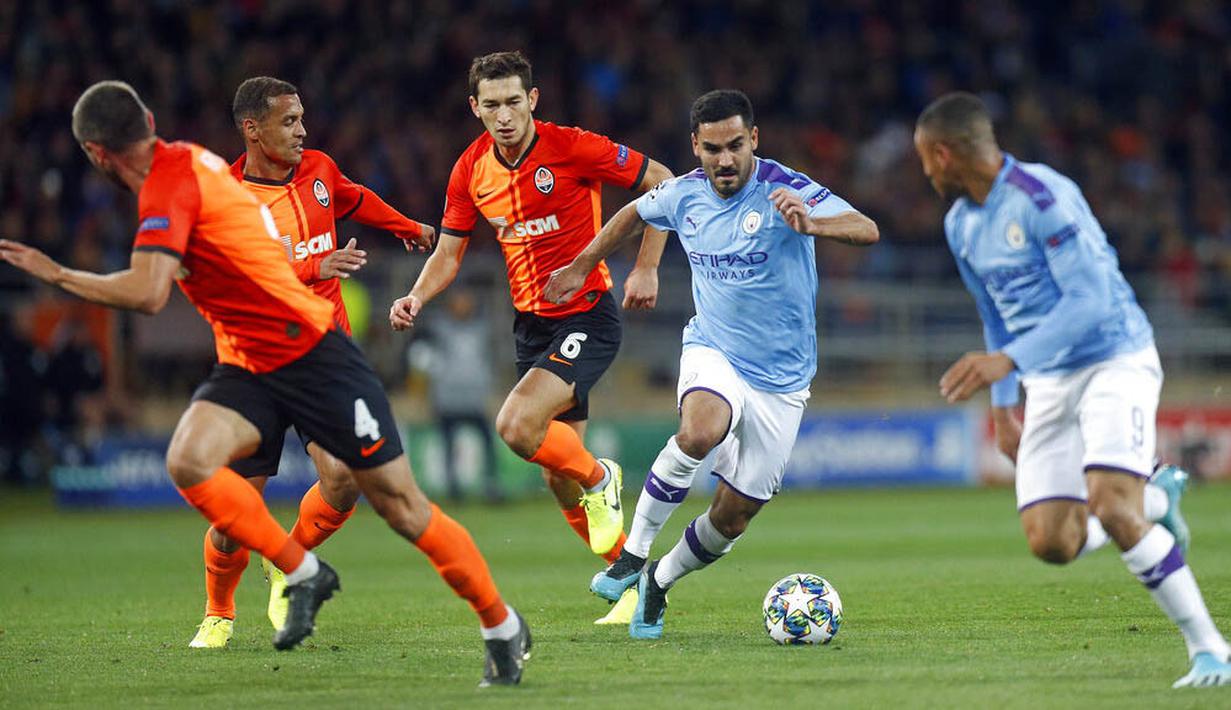Gelandang Manchester City, Ilkay Gundogan, menggiring bola saat melawan FC Shakhtar Donetsk pada laga Liga Champions di Stadion Metalist, Rabu (18/9/2019). Manchester City menang 3-0 atas FC Shakhtar Donetsk. (AP/Efrem Lukatsky)