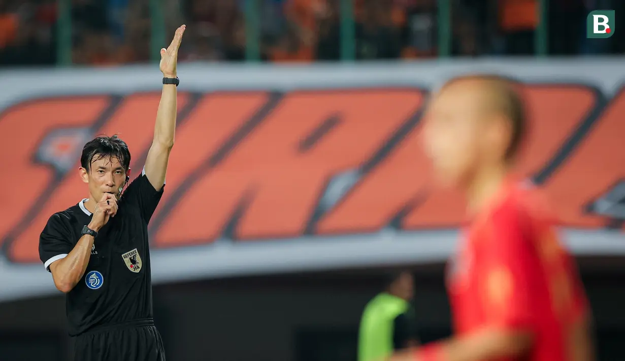 Wasit asal Jepang, Futoshi Nakamura, meniupkan peluit panjang tanda pertandingan pekan ke-23 BRI Liga 1 2023/2024 antara Persija Jakarta melawan PSS Sleman berakhir di Stadion Patriot Chandra Bhaga, Bekasi, Sabtu (16/12/2023). (Bola.com/Bagaskara Lazuardi)