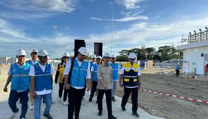 Wakil Presiden (Wapres) Gibran Rakabuming Raka cek kesiapan Pembangkit Listrik Tenaga Mesin Gas (PLTMG) Gunungsitoli di Nias, Sumatera Utara bersama Wakil Menteri Energi dan Sumber Daya Mineral (ESDM), Yuliot Tanjung. (Foto: Kementerian ESDM)