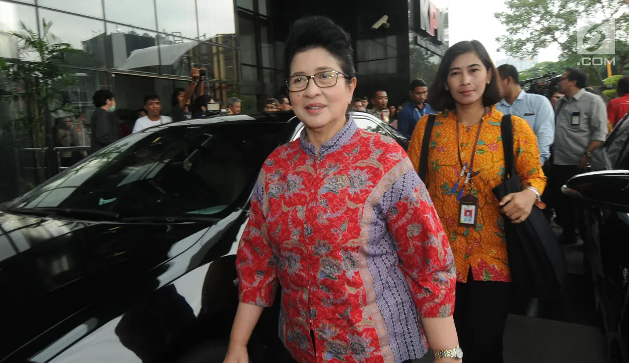 Menteri Kesehatan Nila F Moeloek usai menggelar pertemuan tertutup di Gedung KPK, Jakarta, Rabu (16/1). Kedatangan Nila untuk membahas kajian terkait tata kelola alat kesehatan bersama KPK. (Merdeka.com/Dwi Narwoko)