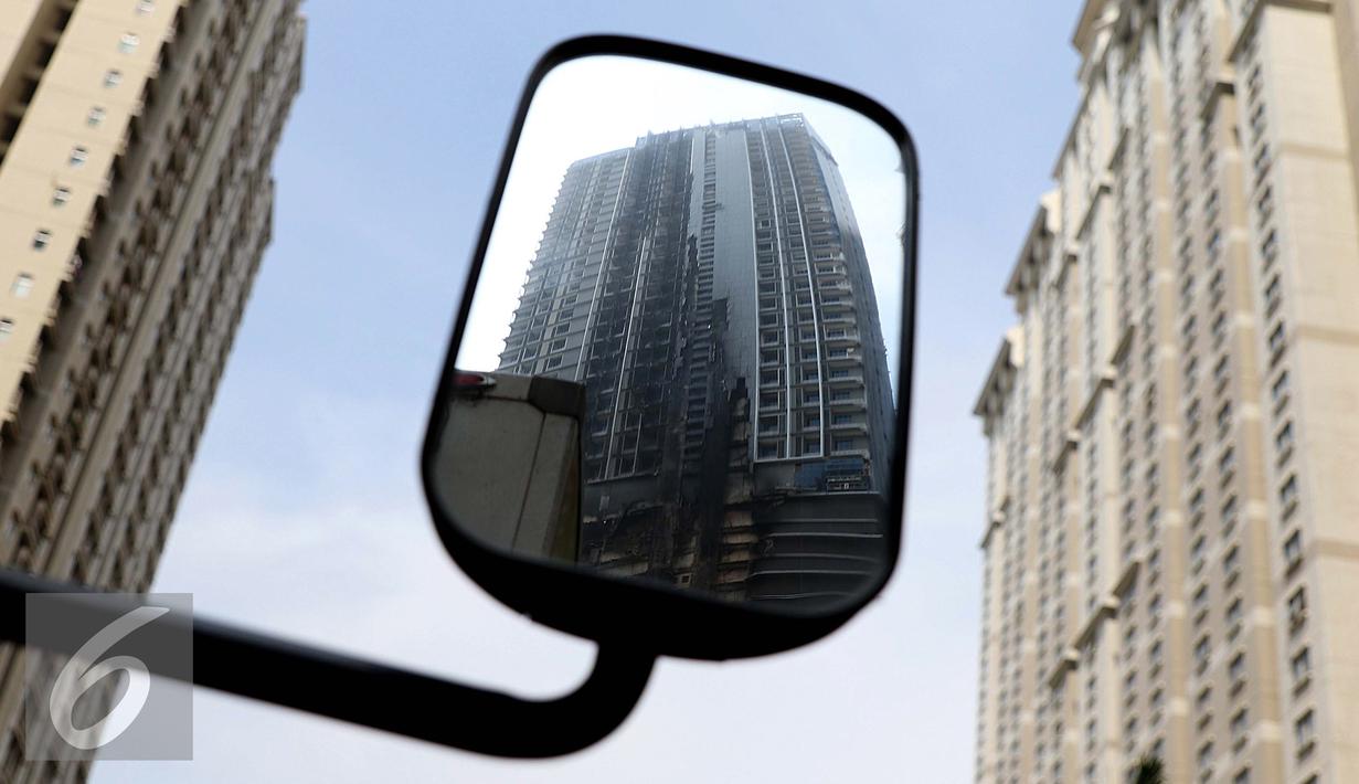 Kondisi Gedung Neo Soho yang hangus pasca kebakaran di Tanjung Duren, Jakarta, Kamis (10/11). Kebakaran Gedung yang masih dalam tahap pembangunan itu terjadi Rabu (9/11) sekitar pukul 20.30. (Liputan6.com/Gempur M. Surya)