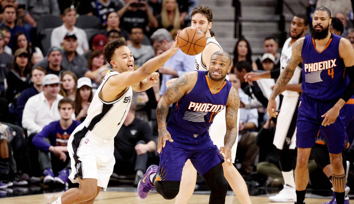 Aksi pemain San Antonio Spurs, Kyle Anderson (kiri) berebut bola dengan pemain Phoenix Suns,  P.J. Tucker (2kiri) pada laga NBA di AT&T Center, (28/12/2016). (Reuters/Soobum Im-USA TODAY Sports)