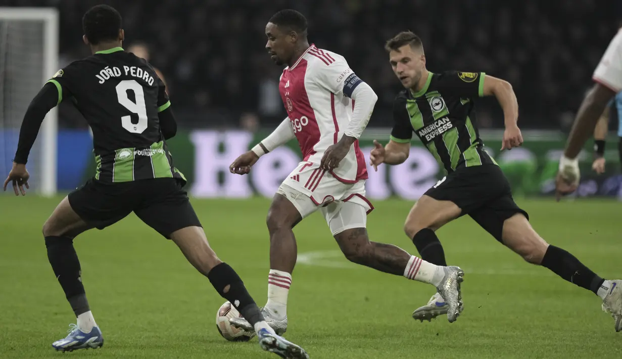 Hasil ini memastikan Ajax semakin terbenam di dasar klasemen dengan baru mengoleksi 2 poin. (AP Photo/Patrick Post)