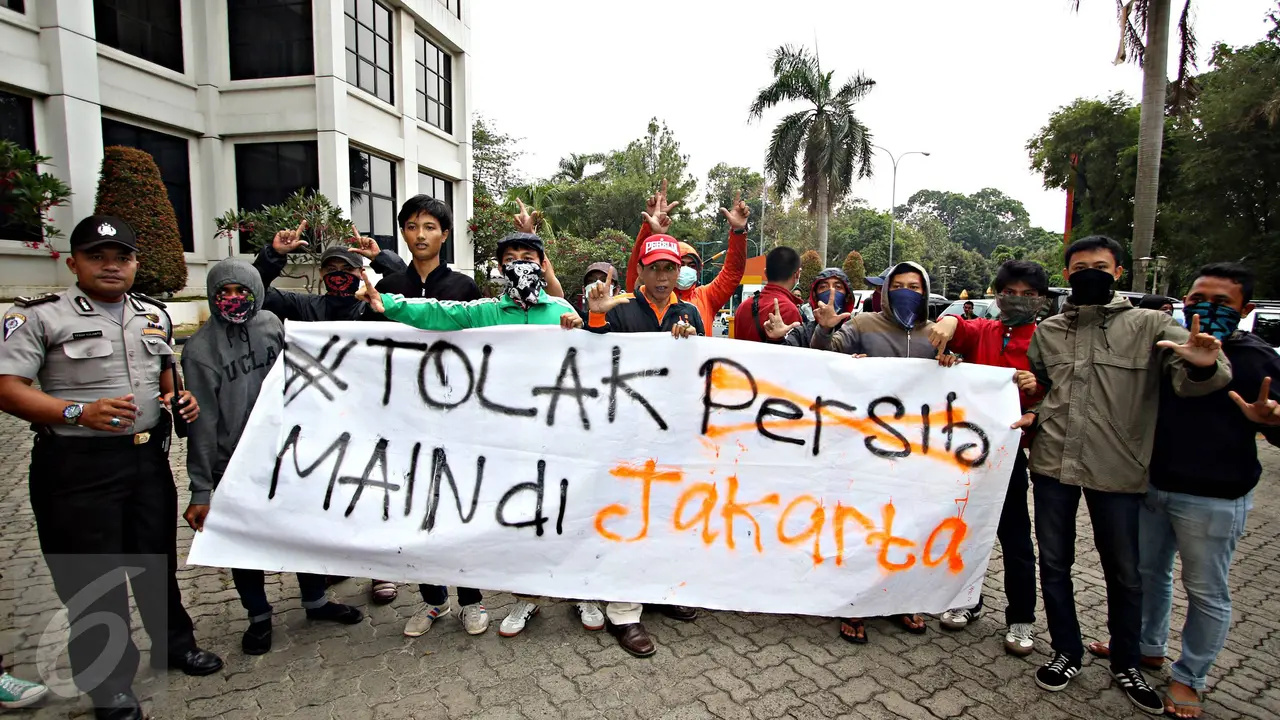 20151014-The Jak Bentangkan Spanduk Tolak Persib Main di Jakarta
