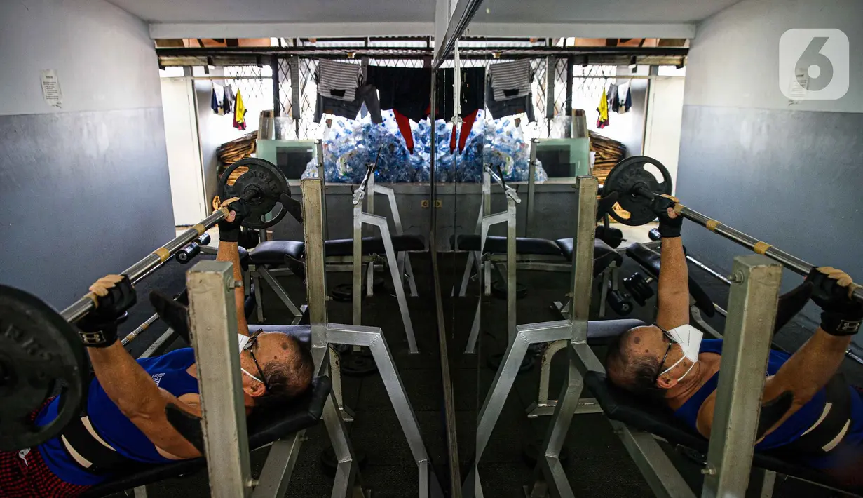 Pengunjung berolahraga di tempat pusat kebugaran Mark Gym di kawasan Tebet, Jakarta, Selasa (5/10/2021). Meski demikian, tetap diberlakukan pembatasan seperti jumlah pengunjung maksimal 25 persen.  (Liputan6.com/Faizal Fanani)