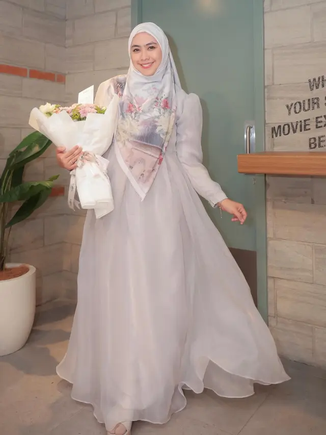 Outfit Keluarga Ria Ricis di Gala Premiere Film Gaza, Dukung Oki Setiana Dewi