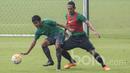 Pemain Timnas Indonesia U-22, Arsyad Yusgiantoro, berusaha melewati Ryuji Utomo saat latihan di Lapangan SPH Karawaci, Banten, Rabu (10/5/2017). (Bola.com/Vitalis Yogi Trisna)