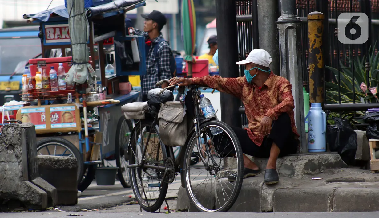 Pengojek sepeda menunggu penumpang di kawasan Kota Tua, Jakarta, Selasa (21/4/2020). Penghentian sementara aktivitas sebagian besar pertokoan dan perkantoran seiring pelaksanaan WFH dan PSBB berimbas pada sulitnya pengojek sepeda mencari penumpang. (Liputan6.com/Helmi Fithriansyah)