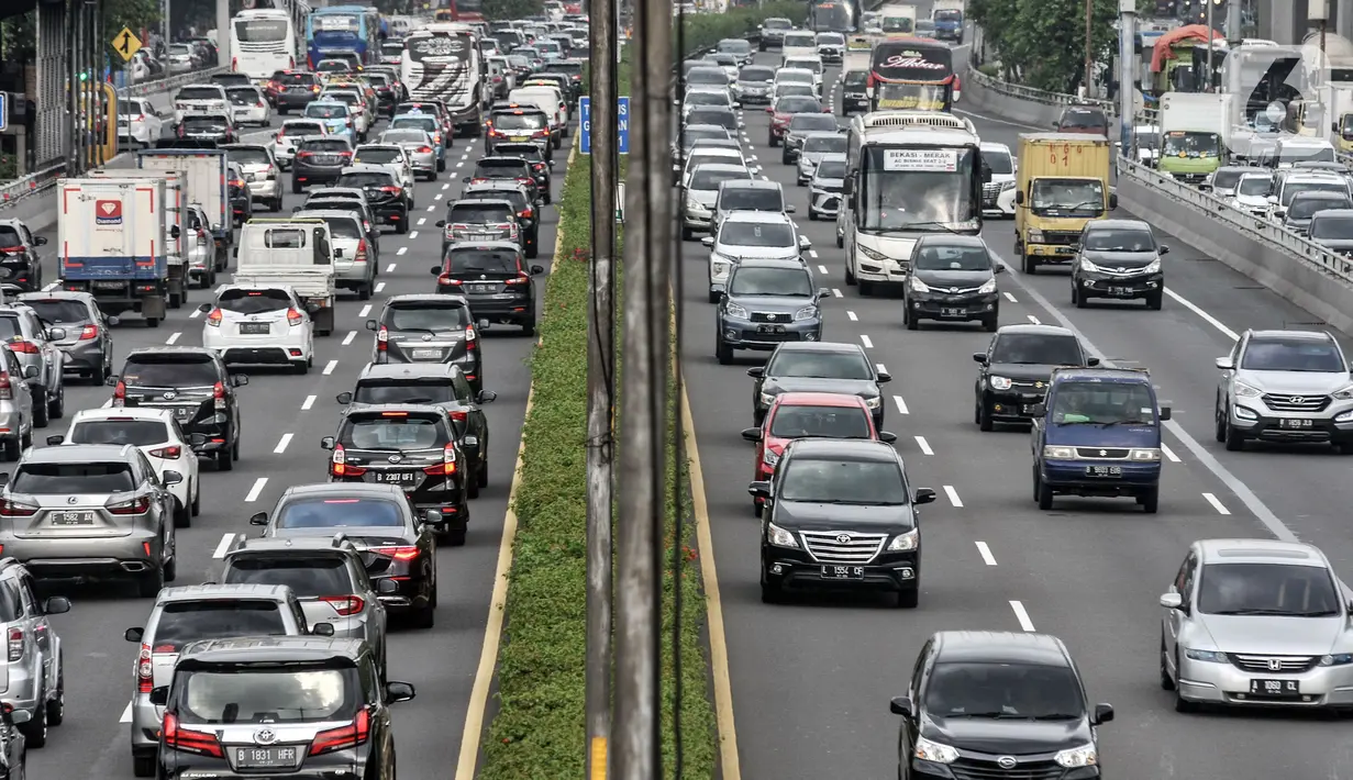 Kepadatan kendaraan saat jam kerja di Jalan MT Haryono, Jakarta, Kamis (27/10/2022). Pemerintah Provinsi (Pemprov) DKI Jakarta akan menggelar uji coba publik pengaturan jam kerja untuk mengatasi kemacetan. Kepala Dinas Perhubungan DKI Jakarta Syafrin Lupito mengatakan uji publik tersebut paling lama dilakukan pada pekan depan. (merdeka.com/Iqbal S. Nugroho)