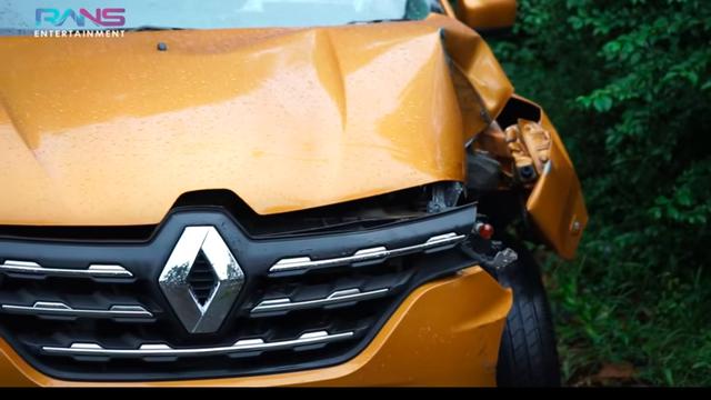 Dimas Ahmad Kecelakaan, Mobil Hancur Nabrak Tiang Listrik. (YouTube RANS Entertainment)