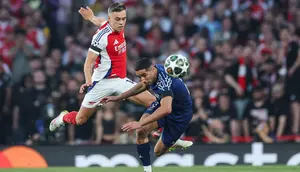Gelandang Arsenal asal Belgia Leandro Trossard (kiri) berebut bola dengan bek Paris Saint-Germain asal Maroko Achraf Hakimi selama pertandingan sepak bola Leg Pertama Semifinal Liga Champions UEFA antara Arsenal dan Paris Saint-Germain (PSG) di Stadion Emirates di London utara, pada 29 April 2025.Adrian Dennis / AFP