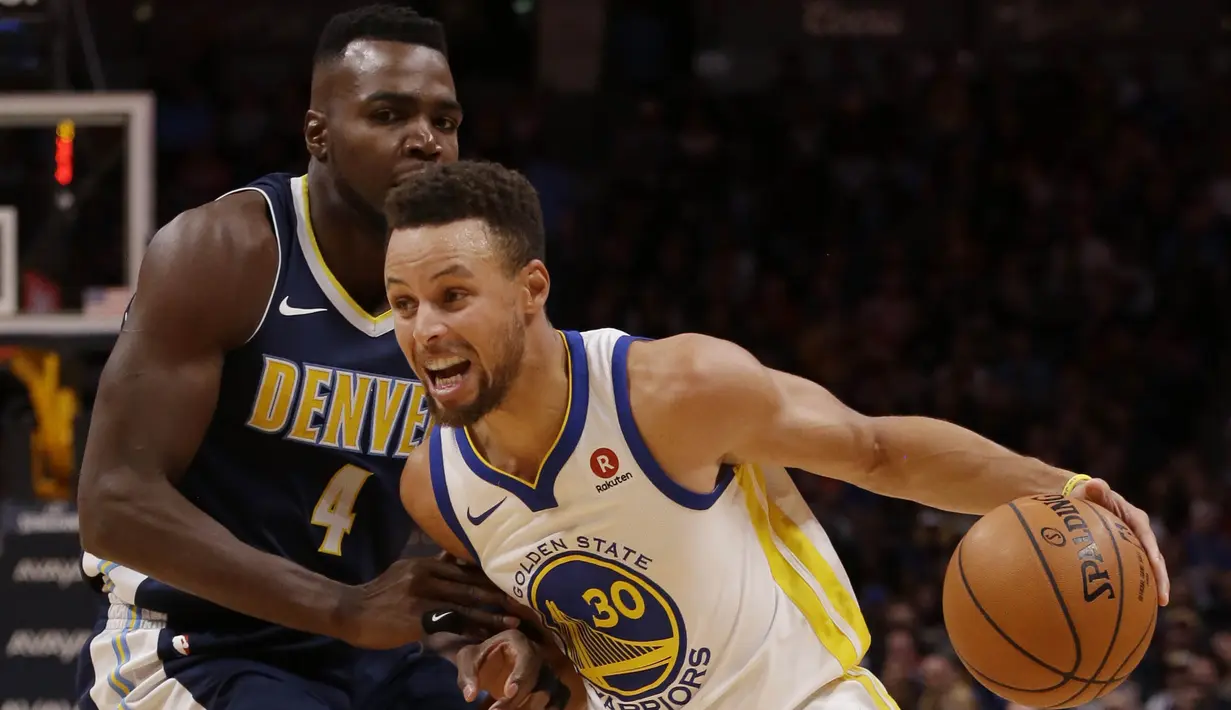 Pebasket Golden State Warriors, Stephen Curry, berusaha melewati pebasket Denver Nuggets, Paul Millsap, pada laga NBA di Pepsi Center, Denver, Sabtu (4/11/2017). Warriors menang 127-108 atas Nuggets. (AFP/Jack Dempsey)