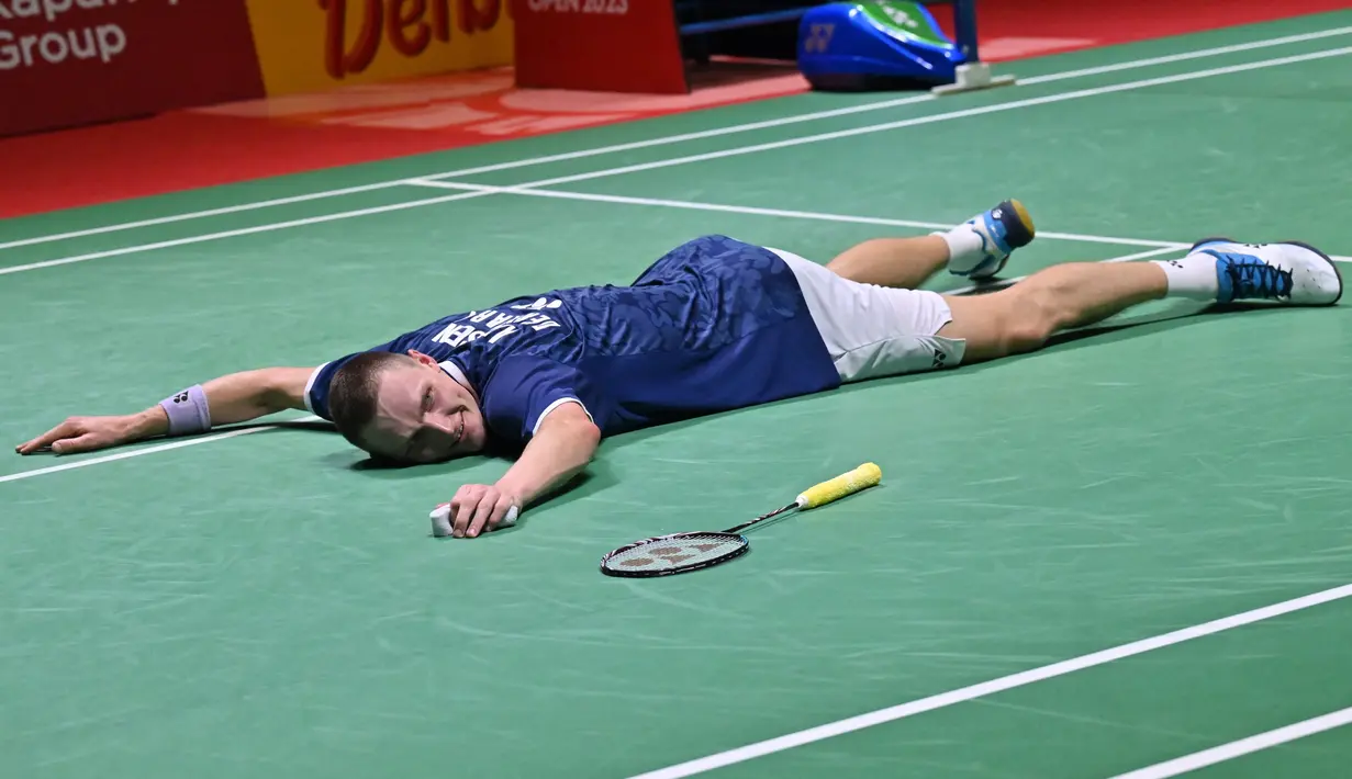 <p>Pebulu tangkis tunggal putra Denmark Viktor Axelsen merayakan kemenangan atas pebulu tangkis tunggal putra Indonesia Anthony Sinisuka Ginting dalam laga final tunggal putra Indonesia Open 2023 di Istora Senayan, Minggu (18/6/2023) petang WIB. (Photo by ADEK BERRY / AFP)</p>