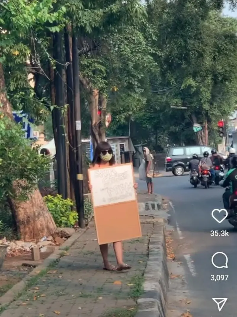 Video aksi Dinar Candy berbikini di pinggir jalan (Instagram)