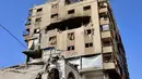 Sebuah bangunan tempat tinggal yang rusak terlihat setelah serangan Israel di Kota Gaza pada Kamis 4 Juni 2026. (Omar AL-QATTAA/AFP)