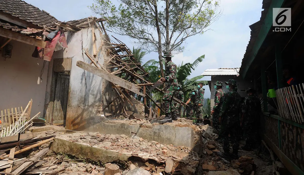 Anggota Yonif 320 Badak Putih Prajurit Jawara Kodam III Siliwangi membantu membersihkan reruntuhan bangunan usai gempa di Mandalawangi, Pandeglang, Banten, Sabtu (3/8/2019). Gempa Banten berkekuatan 6,9 magnitudo mengakibatkan lebih dari 200 rumah mengalami kerusakan. (merdeka.com/Arie Basuki)
