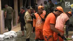 Tidak ingin kembali jebol, Pemprov DKI memperbaiki tanggul di Kali Pulo, Jatipadang.