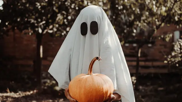 Kostum Hantu.