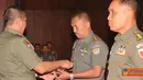 Citizen6, Cilangkap: Usai pembukaan Rakorter TNI 2012, Kasum TNI menyerahkan trofi dan penghargaan kepada para pemenang Lomba Karya Tulis Teritorial TNI tingkat Pamen. (Pengirim: Badarudin Bakri)